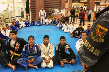 Crianas do projeto Jiu-jtisu Rotam  Formando Cidados tambm participam das aulas 