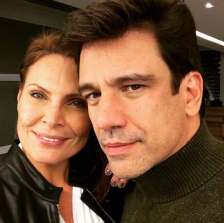 A sexloga Laura Muller com seu namorado gato