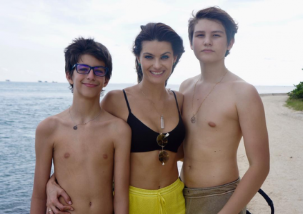 Isabeli Fontana posa com os filhos e seguidores reagem 
