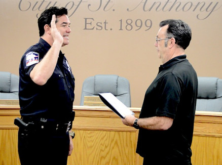 Dean Cain durante seu juramento