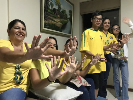 'Famlia hexa' tem 15 pessoas com 6 seis dedos nas mos e ps
