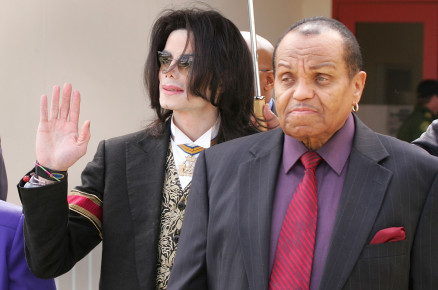 O cantor Michael Jackson com o pai, o empresrio Joe Jackson