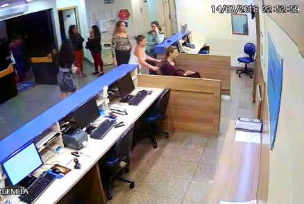 Cmera mostra entrada de Lilian Calixto em setor de emergncia de hospital