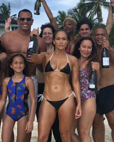 Jlo comemora 49 anos com corpo escultural