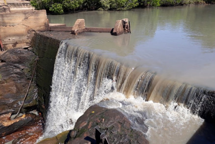 O Rio Tenente Amaral, no Municpio de Jaciara, que amanheceu poludo