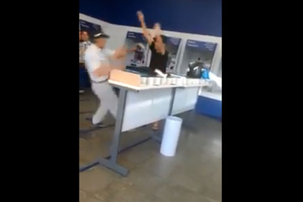 Momento em que o policial civil empurra o idoso de 91 anos, que cai no cho