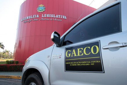 Carro do Grupo de Atuao Especial Contra o Crime Organizado na Assembleia Legislativa, onde realizam operao