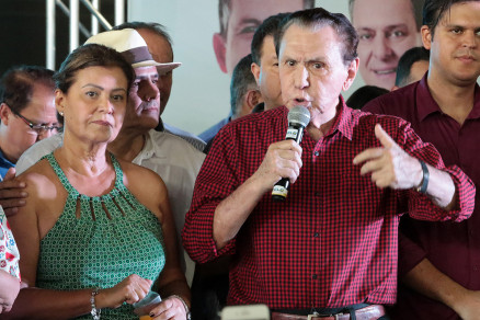 A ex-presidente da Embratur, Tet Bezerra, e o deputado Carlos Bezerra: crticas a Bolsonaro
