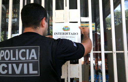 Policial civil cumpre interdio em um estabelecimento comercial