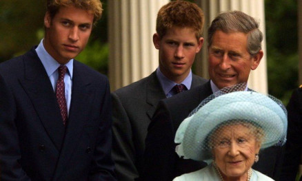 William, Harry, Charles e a rainha-me