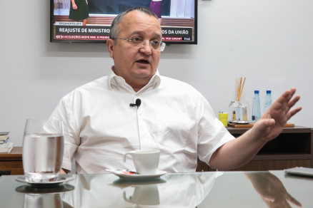 O governador e candidato  reeleio Pedro Taques: 