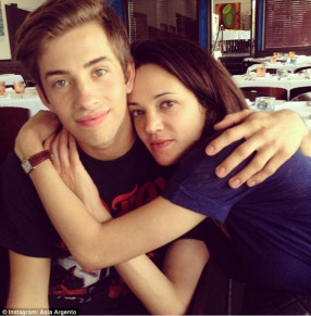 Asia Argento postou uma foto de si mesma abraando Jimmy Bennett, ento com 17 anos, em 9 de maio de 2013, no hotel onde ela  acusada de agredi-lo sexualmente