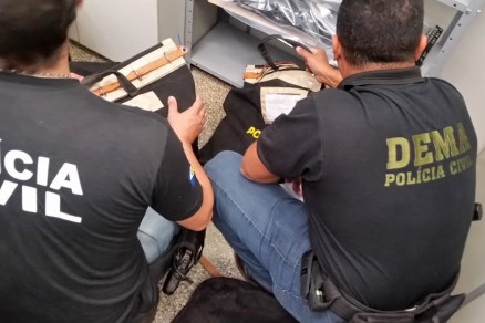 Policiais civis cumprem mandado de busca e apreenso durante a Operao Polygunum
