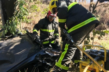Homens dos Bombeiros retiram o homem das ferragens do veculo