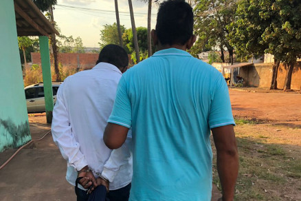 Suspeito (de branco) foi preso pela Polcia Civil no Bairro Mangabeira, em Vrzea Grande