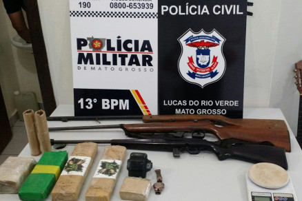 Foram encontrados dois armamentos longos calibre 22, e quatro tabletes de maconha