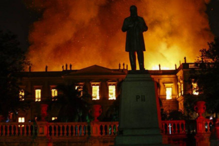 Museu Nacional do RJ pegou fogo na noite de domingo (2)