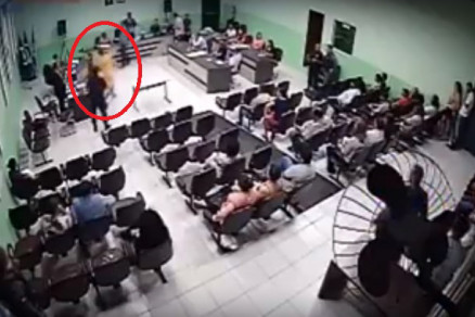 Momento em que o ru jogou garrafa d'gua em juiz