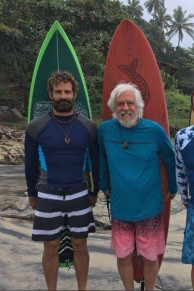 Iran Malfitano e Nuno Leal Maia com o professor de surf na Bahia