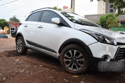 Ve�culo roubado foi recuperado na madrugada deste s�bado (15)