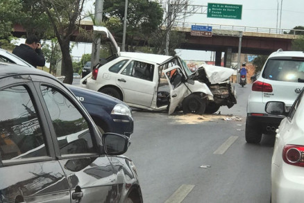 Carro fica destru�do ap�s bater em poste na Miguel Sutil