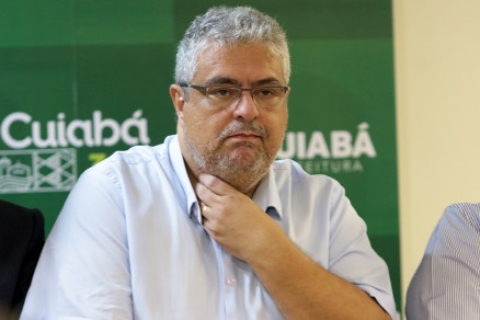 O secretrio da Limpurb, Vanderlcio Rodrigues da Silva, que assina o aditivo 