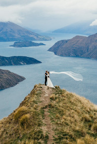 Em um penhasco com vista para o lago, o casal trocou votos