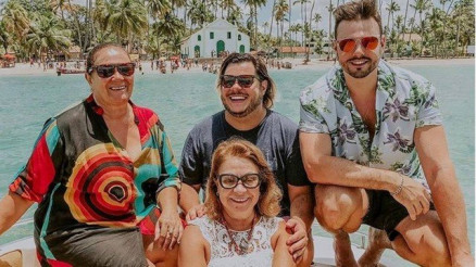 Marcus Majella e o namorado viajam com as mes para Pernambuco