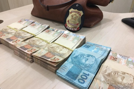 Dinheiro estava escondido dentro de uma bolsa de m�o