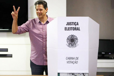 Fernando Haddad faz o 'V' de vitria aps votar em So Paulo