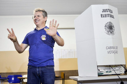 O candidato Mauro Mendes, que votou acompanhado da famlia