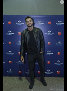 O ator exibiu o novo visual, com cabelo raspado, ao prestigiar o show dos Tribalistas