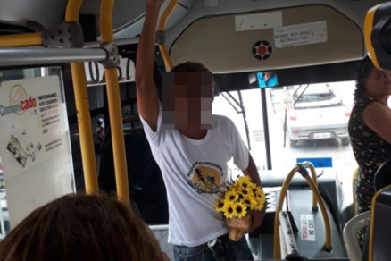 Homem foi detido dentro de coletivo por passageiros e motorista