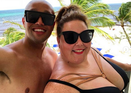A atriz Chrissy Metz em foto de suas frias na companhia de um amigo