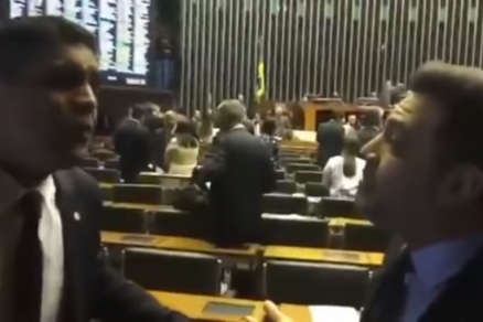 Os deputados Cabo Daciolo e Marco Feliciano no plenrio da Cmara, em Braslia