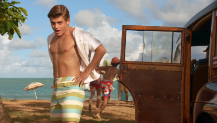 Garrett Clayton em cena de Teen Beach Movie, da Disney 
