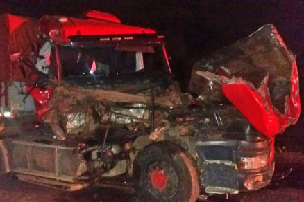 Carreta tombada ser retirada da pista na manh deste sbado (27)