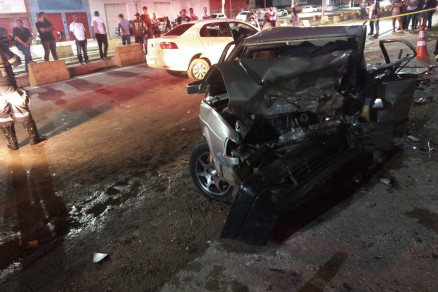 Carro Gol ficou completamente destru�do ap�s a colis�o