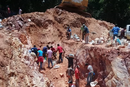 Mais de dois mil garimpeiros trabalham no garimpo, localizado dentro de uma fazenda