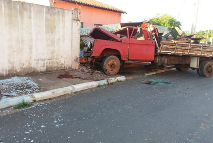 Ap�s atropelar crian�as, caminh�o bateu em muro de resid�ncia