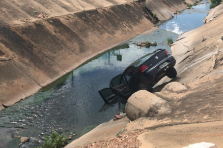 Motorista perdeu controle do carro ao fazer curva
