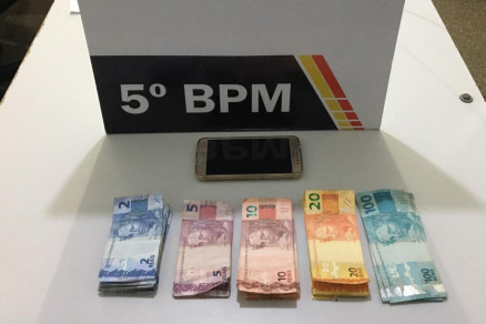 Dinheiro e celular recuperados pelos policiais militares