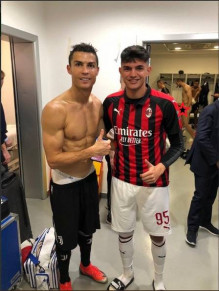 Bellanova e CR7 posam juntos, enquanto o zagueiro Chiellini aparece pelado ao fundo