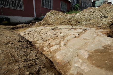 Pedras de quartzo branco foram encontradas durante escavao de reforma
