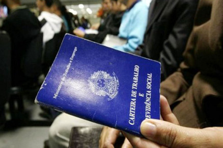 Carteira de trabalho; brasileiros dedicam 40,1 horas semanais em m�dia ao trabalho