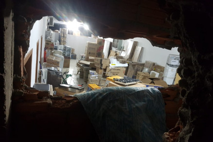 Criminosos fizeram um buraco na parede de muro da loja em VG