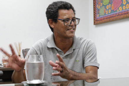 O artista Jlio Csar, com algumas de suas obras