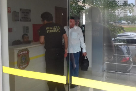 O empresrio Mauro Laurindo da Silva (de branco) chega  sede da PF em Cuiab