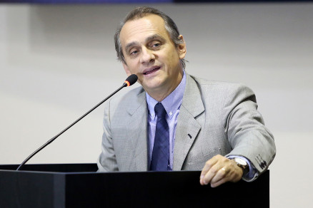 O deputado Wilson Santos, que se comparou a gal de cinema 