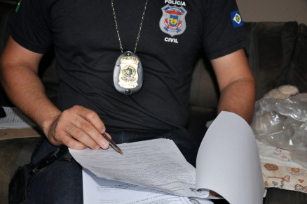 Polcia apreendeu diversos documentos e dinheiro durante cumprimento de mandado